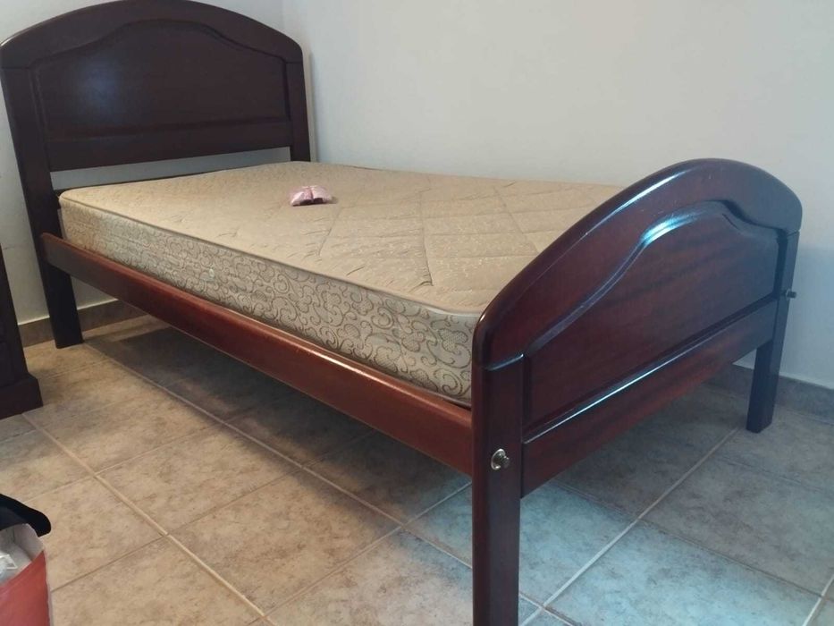 4 Camas com colchão + 2 mesas de cabeceira