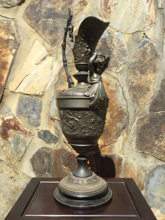 Jarrão em metal do séc XIX Anjos e Mascarões 59 centímetros 5,8 kg