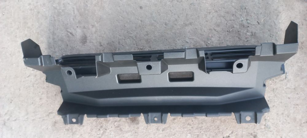 Прадам вставку между юбкой и защитой на LEXUS GX 460 с 2009 года.