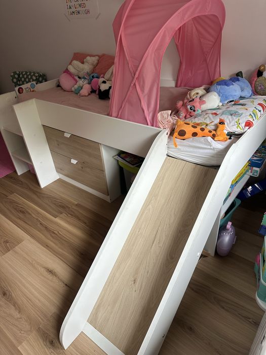 Cama com escorrega