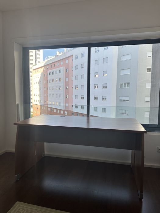 Mesa de escritório em madeira