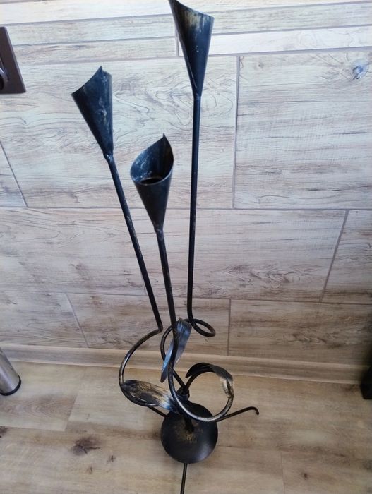 Świecznik metalowy ręcznie wyrabiany