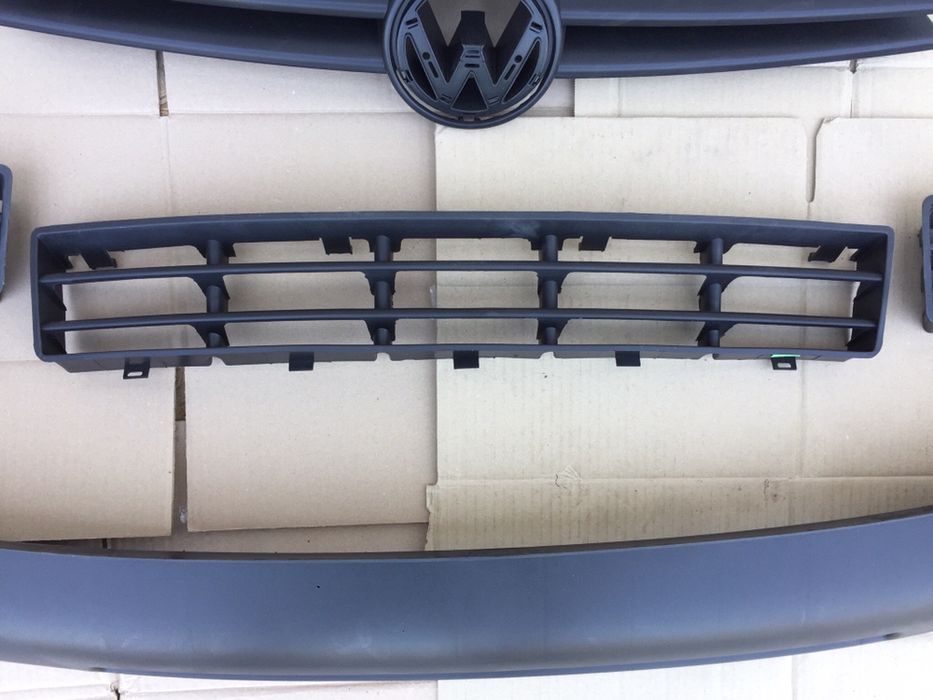 Спойлер / решітка бампера Vw Golf 4 (Без передоплат)