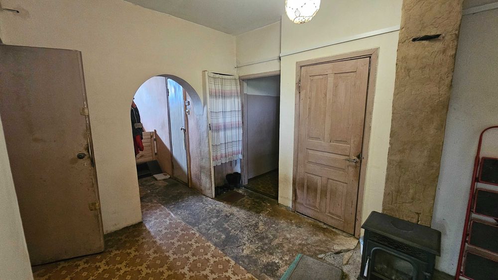 Міцний надійний будинок в тихому спокійному селі Є відеоогляд
