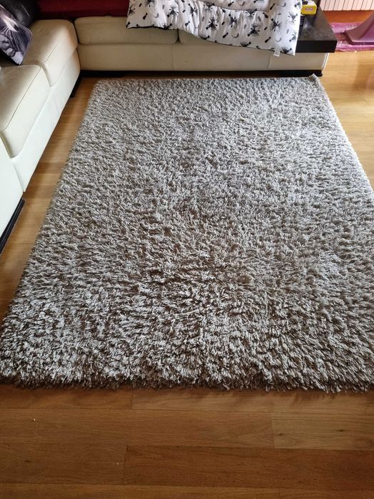 2 Tapetes/ carpetes em tom bege/creme de grandes dimensões