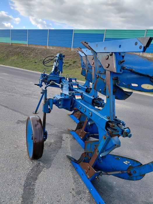 Pług 3 skibowy obrotowy Rabewerk na zabezpieczeniu non stop.