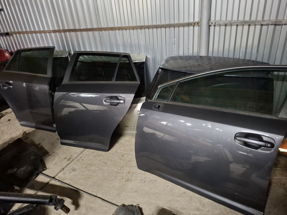 Toyota avensis T27  двери  тойота авенсис т 27
Передні ліві двер