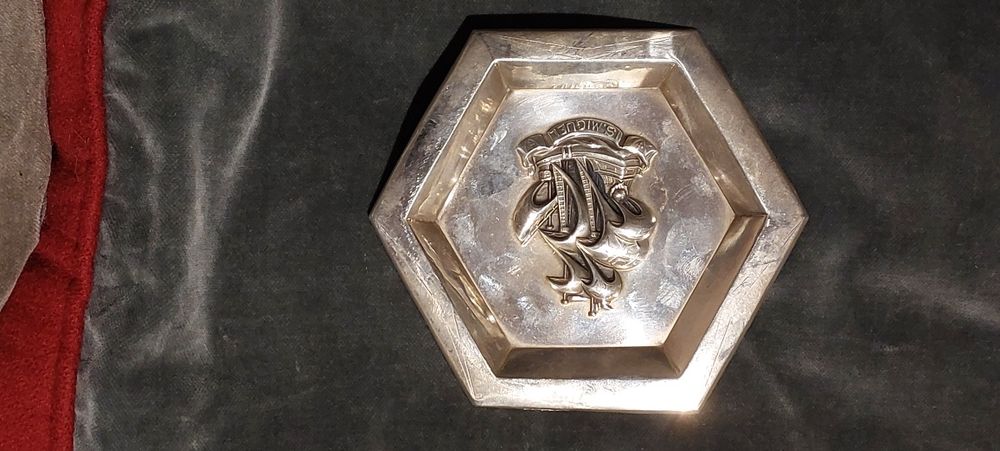 salvas e trinchantes em prata contrastados