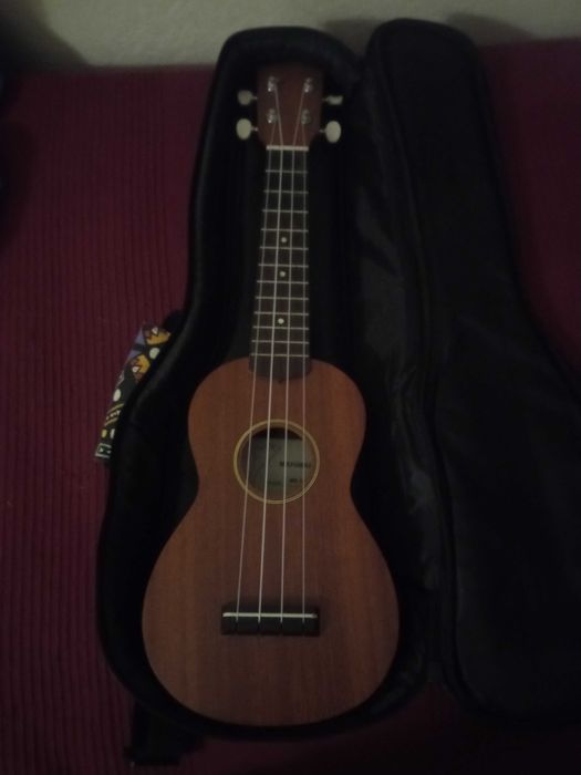 Ukuleke de madeira  como novo com saco e palhetas