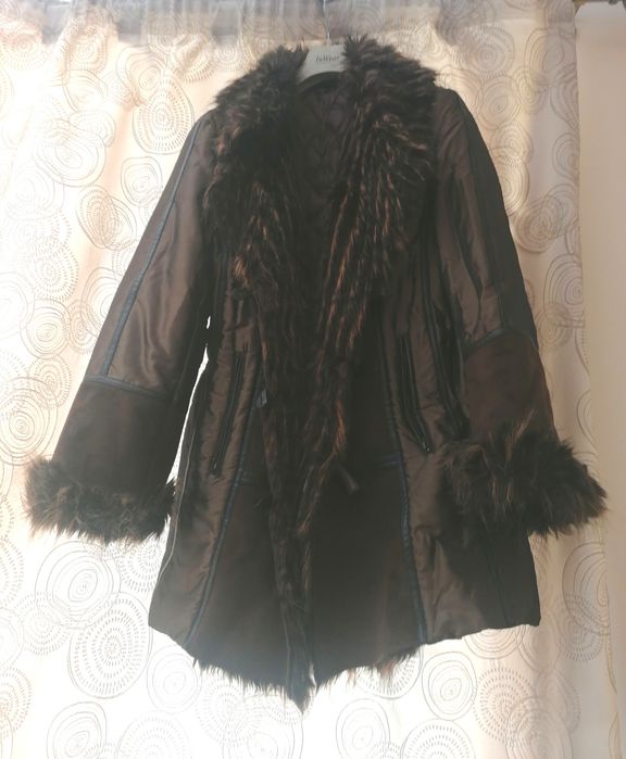 Casaco comprido em tons de cobre