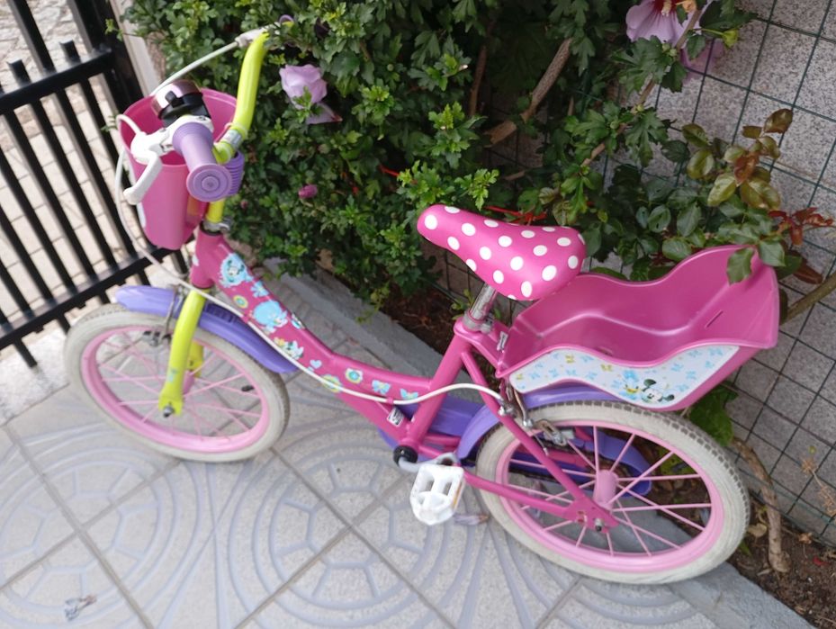 Bicicleta de menina com cesto e cadeirinha.