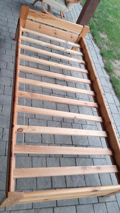Łóżko sosnowe plus materac 90 bardzo mało uzywane
