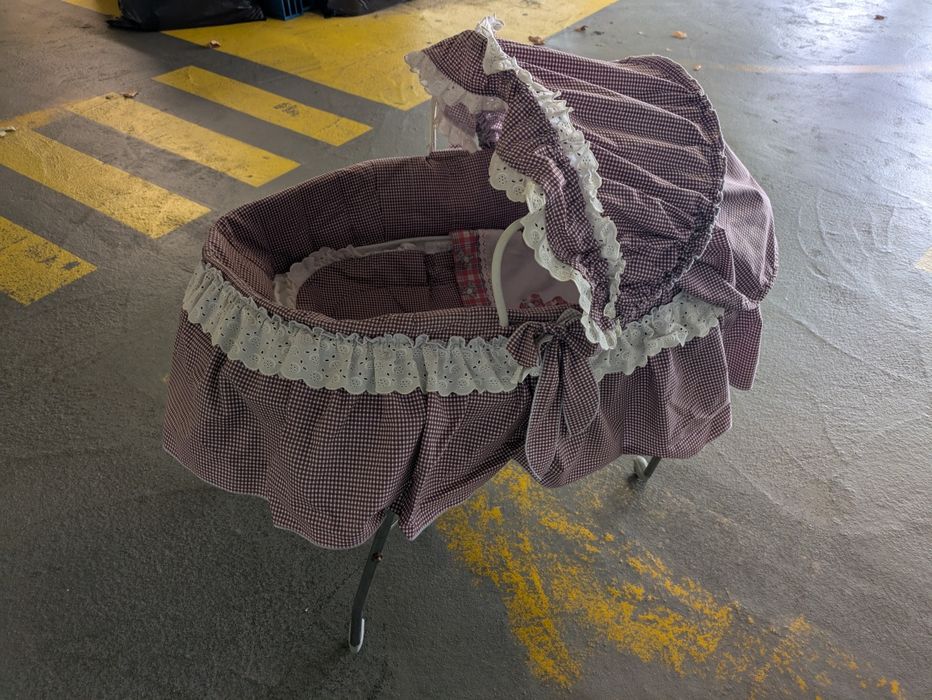 Alcofa com suporte e roupa