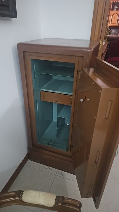 Cofre antigo em bom estado