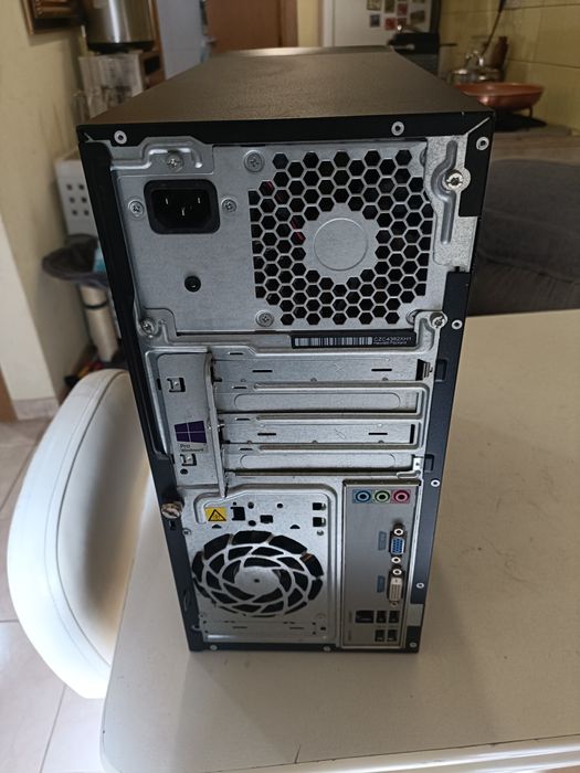 HP pro desk  Intel i3 Windows 10 pro