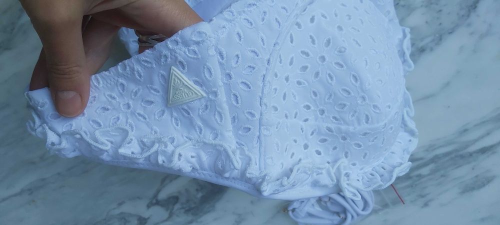 NOWY top koronkowy stanik GUESS ażurowy biały 36 c a073 bikini