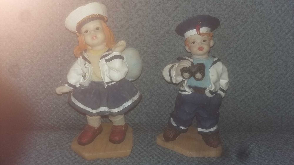 Kpl. dziewczynka i chłopiec w marynarskich strojach