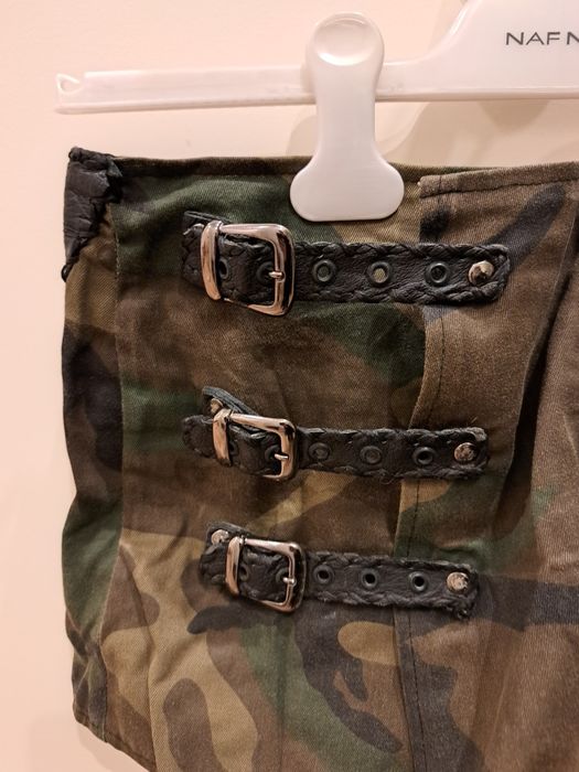 Saia curta tropa com bolsos em pele