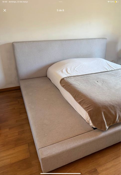 Cama de casal estofada com estrado largo