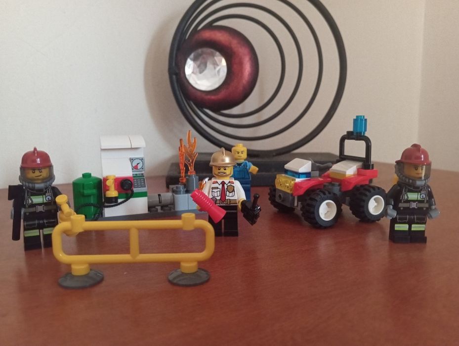 LEGO® City -  ( 60088 ) Conjunto iniciante combate a fogos e incêndios