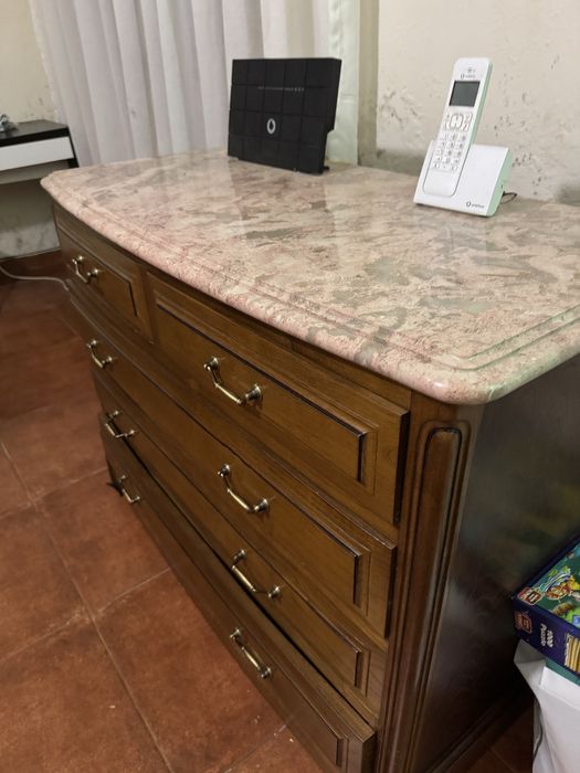 Mobiliário clássico em madeira maciça com mármore