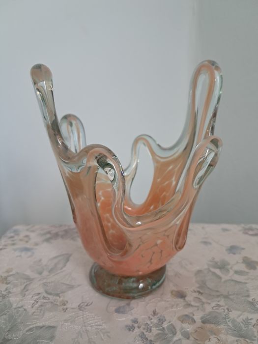 Piękna forma artystycznego szkła ,, Chusta "