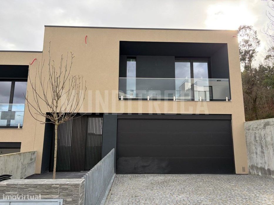 Moradia gaveto em Lanhoso - pronta a habitar