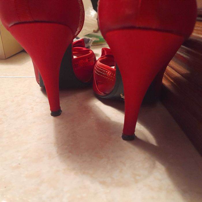 Sapatos vermelhos com laço