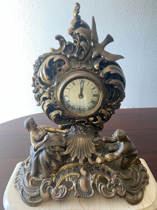 Relogio de mesa em bronze trabalhado com base em marmore