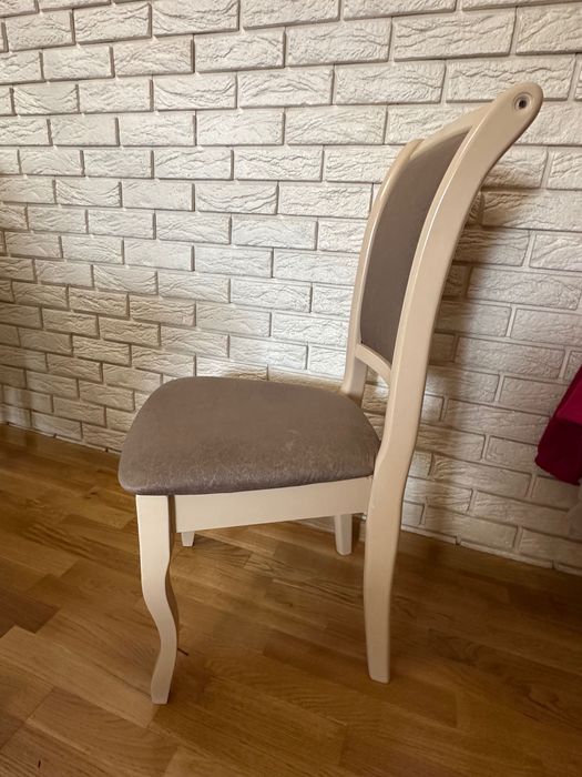 Стіл та стільці для кухні