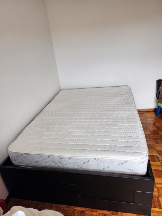 Cama casal padrão com gavetões e colchão