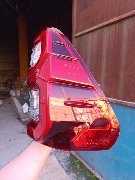 Фонарь задний правий Toyota Hilux 8 N120 2020-2025г 2 рестайлинг led. Новый. Дефект