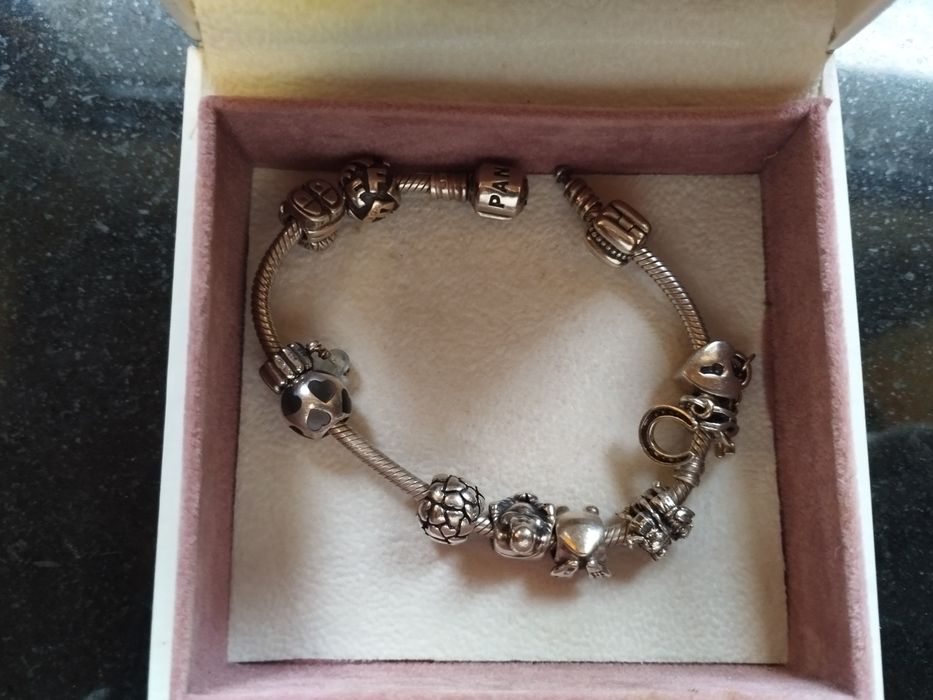 Pulseira Pandora, com 11 peças originais.