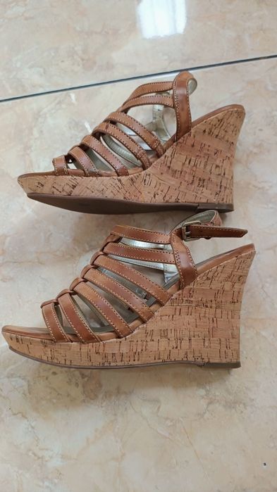 Guess sandały brązowe na koturnie 36