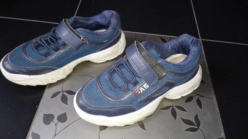 Продам детские кроссовки