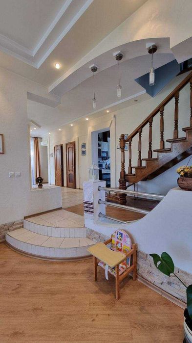 Продається стильний жилий будинок з меблями та технікою