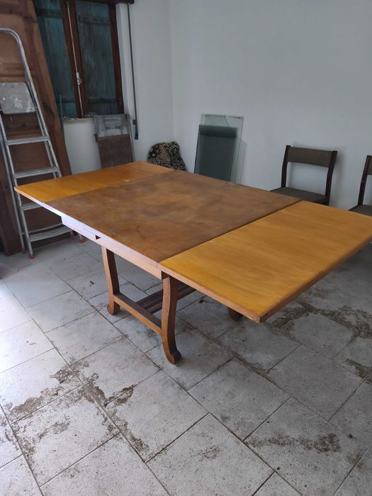 Mesa em madeira em bom estado