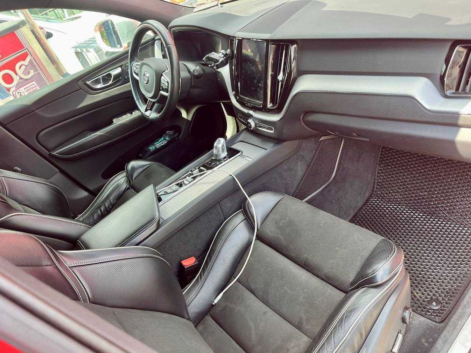 Volvo XC60 2018 II покоління  •  2.0 T8 Geartronic (390 к.с.) PHEV AWD  •  R-Design