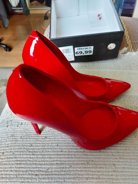 Czerwone szpilki lakierowane