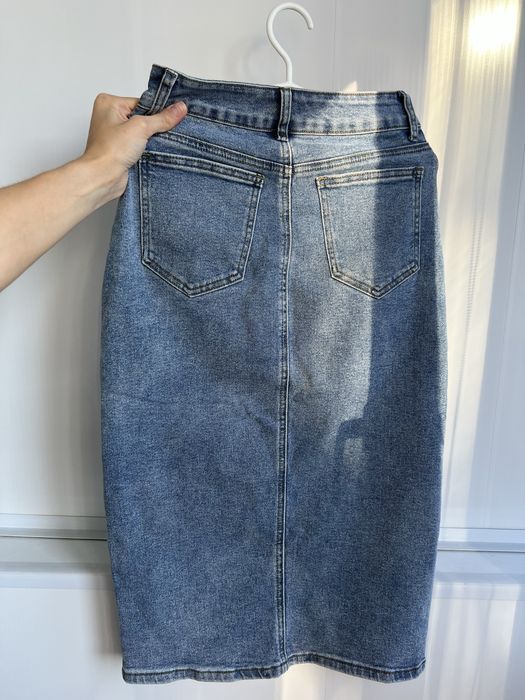 Джинсовая юбка с разрезом