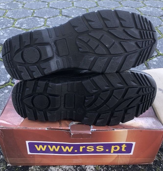 Vendo botas de viqueira de aço novas ,numero 41 .