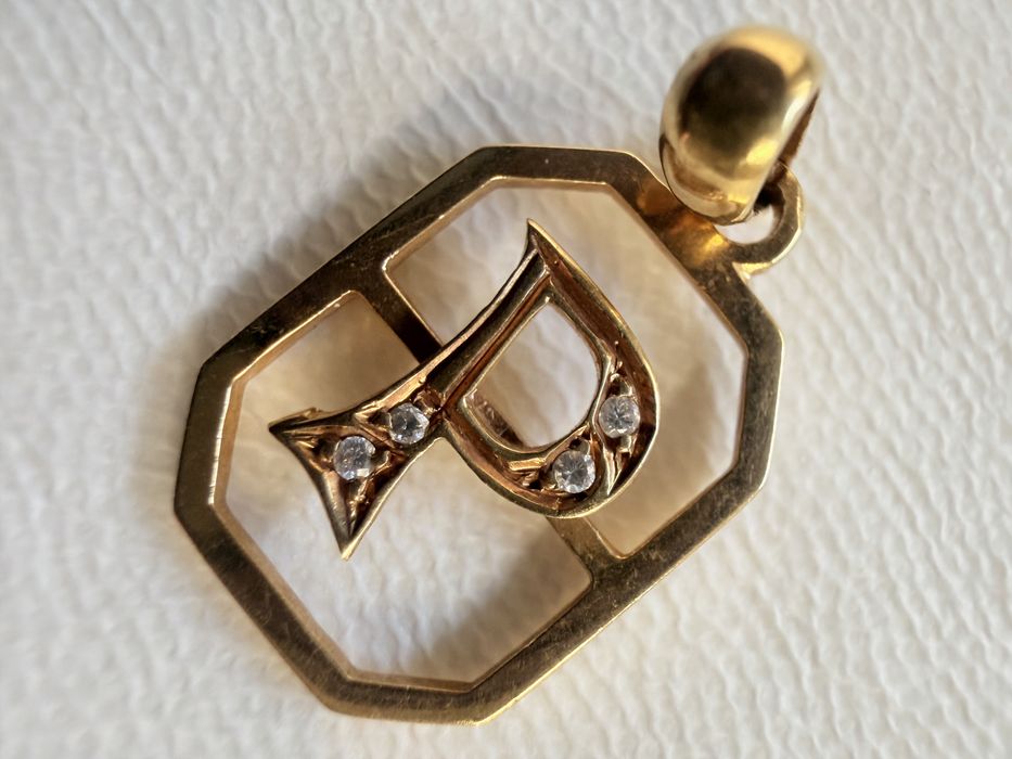 Meldalha em ouro com inicial para fio 19,2k