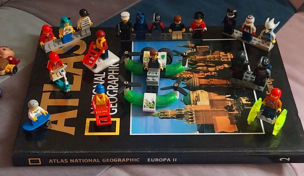 Varias figuras lego playmobil funko....