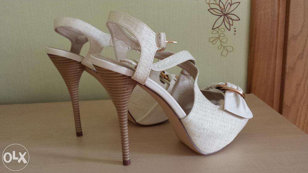 Nowe włoskie kremowe buty sandałki r. 39