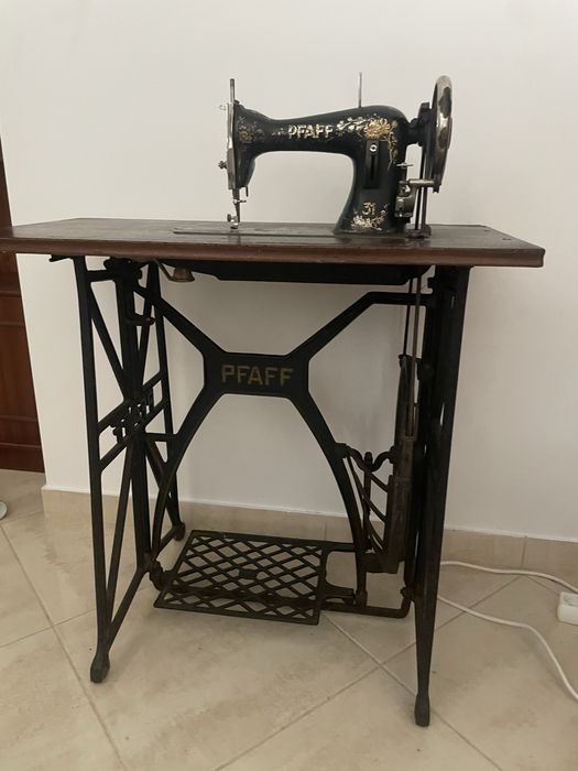 Máquina de Costura Antiga Pfaff Clássica (Modelo 31) com Base em Ferro