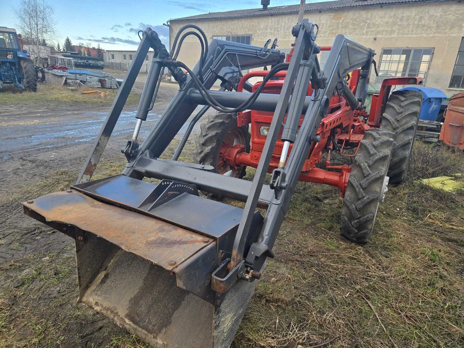 Ciągnik rolniczy Renault z turem