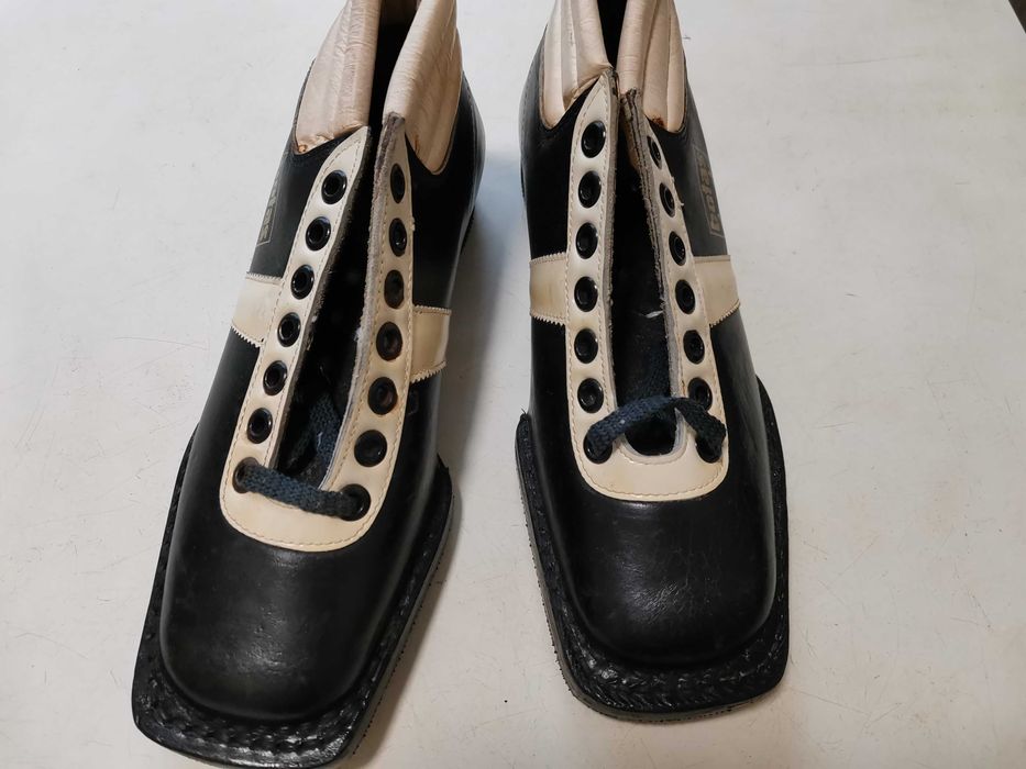 Продам лыжные ботинки и лыжные палки.