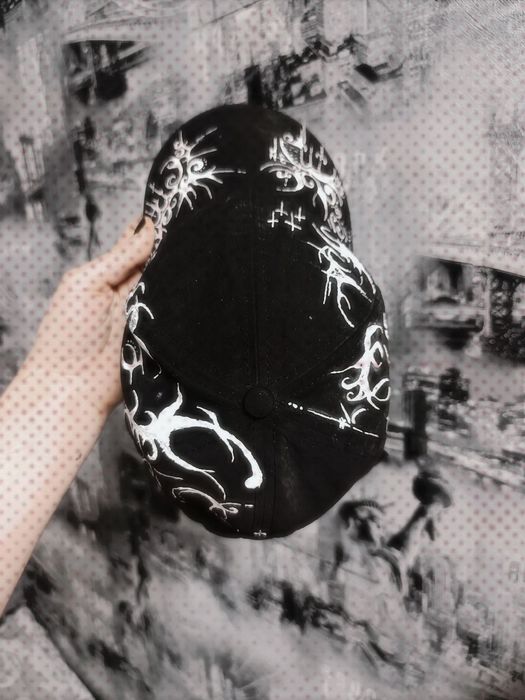 Кепка нова, ручний розпис у стилі cybersigilism