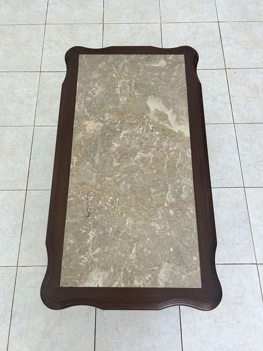 Mesa de centro de madeira e mármore