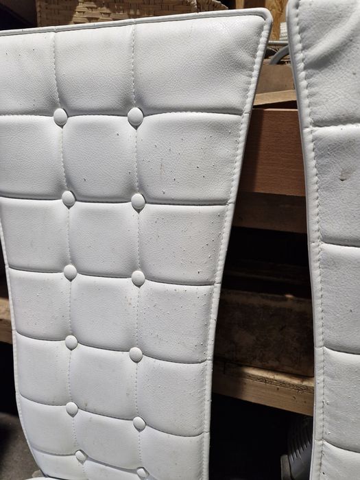 4 krzesła białe stołowe uszkodzona tapicerka